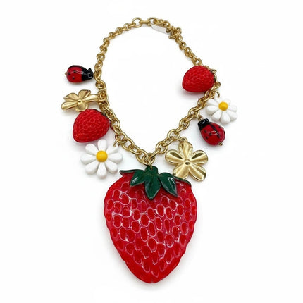 Tempo A Tempo Collana Donna Shelly: ciondolo fragola gigante, fragoline, margherite bianche, coccinelle rosse e fiori dorati su catena gold.