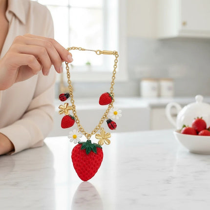 Tempo A Tempo Collana Donna Shelly in acciaio dorato con ciondoli fragola, margherita e coccinella in resina.