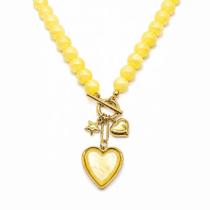 Collana Tempo A Tempo gialla con perline in resina, chiusura T-bar e ciondoli dorati a forma di cuore e stella