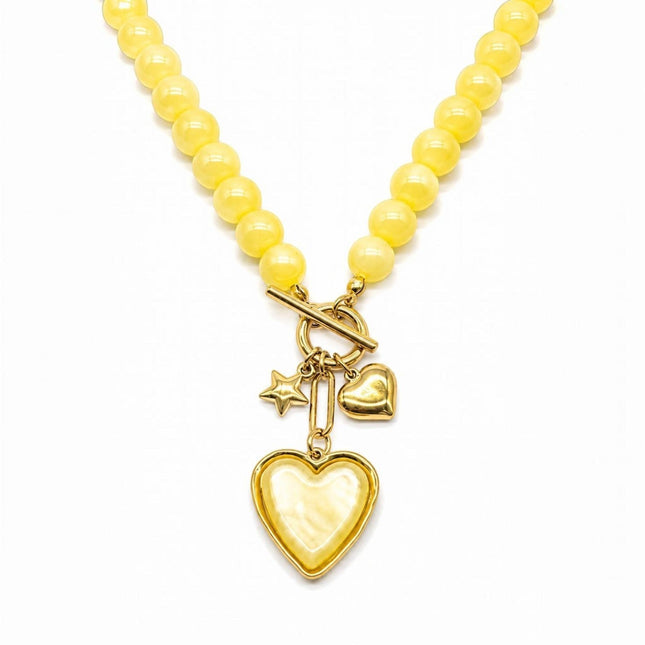 Collana Tempo A Tempo gialla con perline in resina, chiusura T-bar e ciondoli dorati a forma di cuore e stella