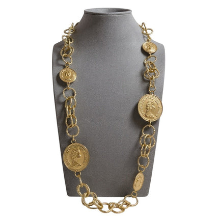 Tempo A Tempo Collana donna con maxi catena dorata e ciondoli a forma di moneta con profilo regale.