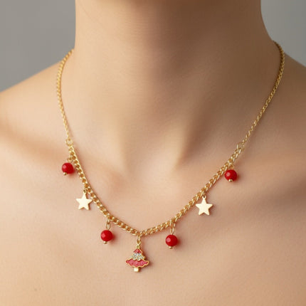 Collana Tempo A Tempo in acciaio dorato con pendente albero di Natale, stelline e perline rosse indossata