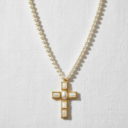 Tempo A Tempo collana da donna con perle bianche sintetiche, ciondolo a croce dorata con madreperla, lunghezza 55 cm.