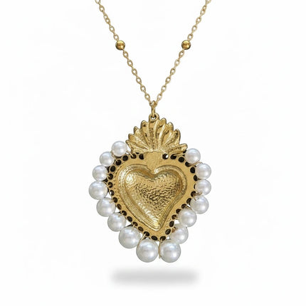 Tempo A Tempo Collana Sacro Cuore in acciaio dorato con perle bianche e ciondolo a forma di cuore, 45cm.