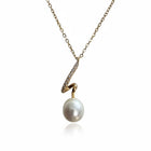 Collana Tempo A Tempo Shelly in acciaio oro con ciondolo a spirale, strass pavé e perla sintetica bianca