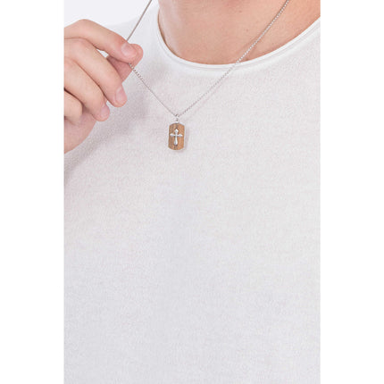 Collana uomo Tempo A Tempo 2Jewels in acciaio con ciondolo a piastrina e croce centrale indossata