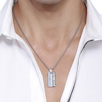 Collana uomo Tempo A Tempo Bikkembergs in acciaio con piastrina logata e diamante 0,01ct indossata
