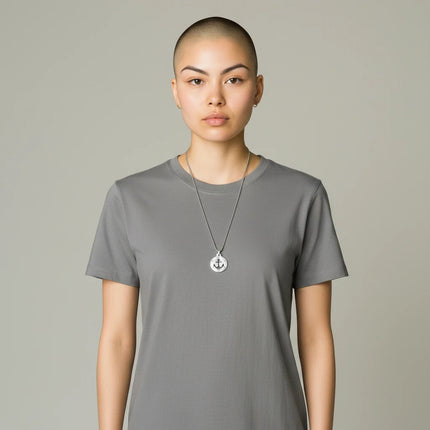 Collana uomo 2Jewels in acciaio con ciondolo a forma di ancora indossata da un modello, stile Tempo A Tempo