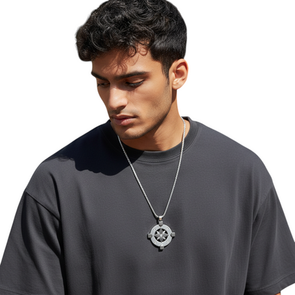 Modello indossa collana Tempo A Tempo 2Jewels in acciaio con pendente a forma di bussola e rosa dei venti con zirconi