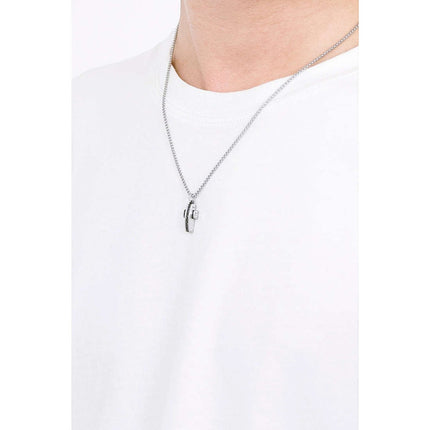 Collana uomo Tempo A Tempo 2Jewels in acciaio ipoallergenico con ciondolo a croce indossata su t-shirt bianca