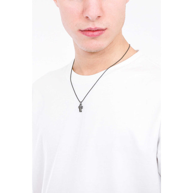 Collana uomo 2Jewels in acciaio IP nero con ciondolo a crocifisso indossata da un modello, Tempo A Tempo