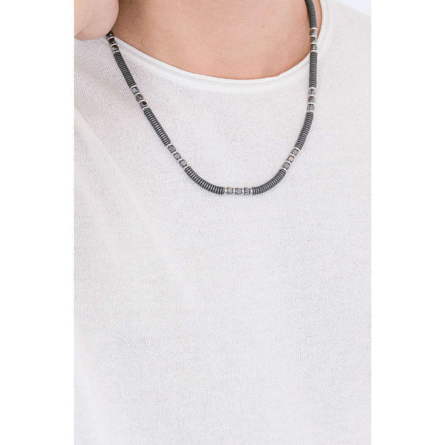 Collana uomo Tempo A Tempo 2Jewels in acciaio nero con ematite e cristalli indossata su t-shirt bianca