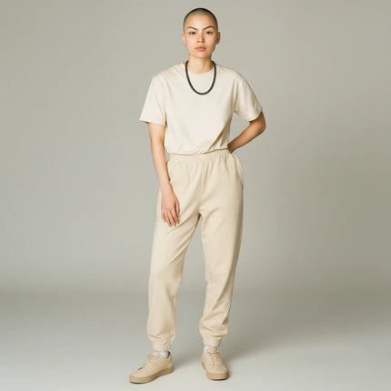 Modella indossa collana Tempo A Tempo 2Jewels in acciaio 316L con finitura IP nera su t-shirt beige