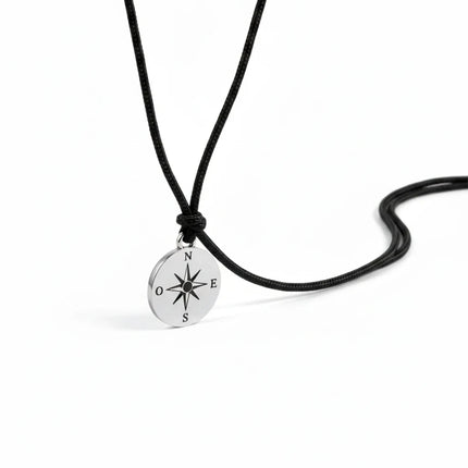 Collana uomo Tempo A Tempo 2Jewels con ciondolo rosa dei venti in acciaio e cordino nero in cordura