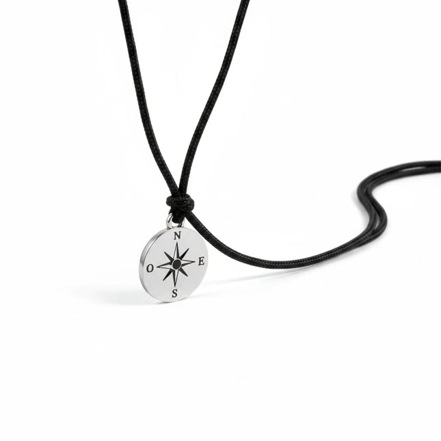 Collana uomo Tempo A Tempo 2Jewels con ciondolo a rosa dei venti in acciaio e cordino nero