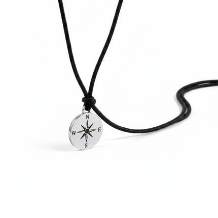Collana uomo Tempo A Tempo 2Jewels con pendente circolare in acciaio raffigurante la rosa dei venti e cordino nero