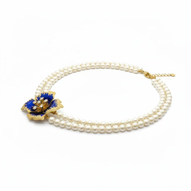 Tempo A Tempo Shelly double-strand pearl necklace with a blue enamel flower pendant and gold baroque accents
