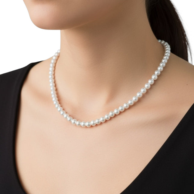 Tempo A Tempo Shelly glass pearl choker necklace worn by a woman, featuring a magnetic clasp with zircon accents.