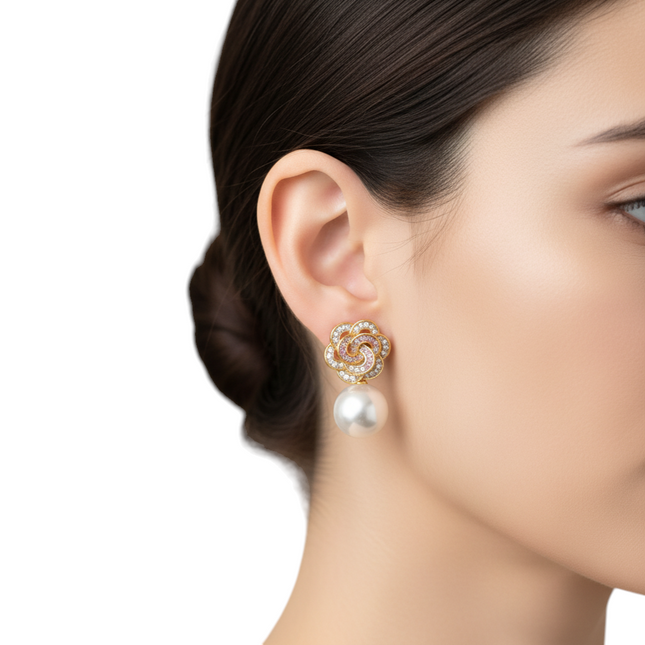 Tempo A Tempo gold flower earrings with white pearls and zircon accents, elegant and chic for ceremonies.