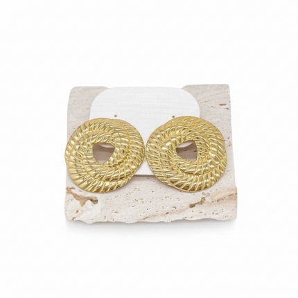 Tempo A Tempo gold geometric earrings with a hollow central drop shape and 3D texture. Lightweight alloy.