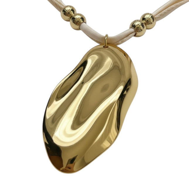 Tempo A Tempo Shelly women's necklace with beige fabric ribbon and oval gold-tone steel pendant. Adjustable 50+5cm.