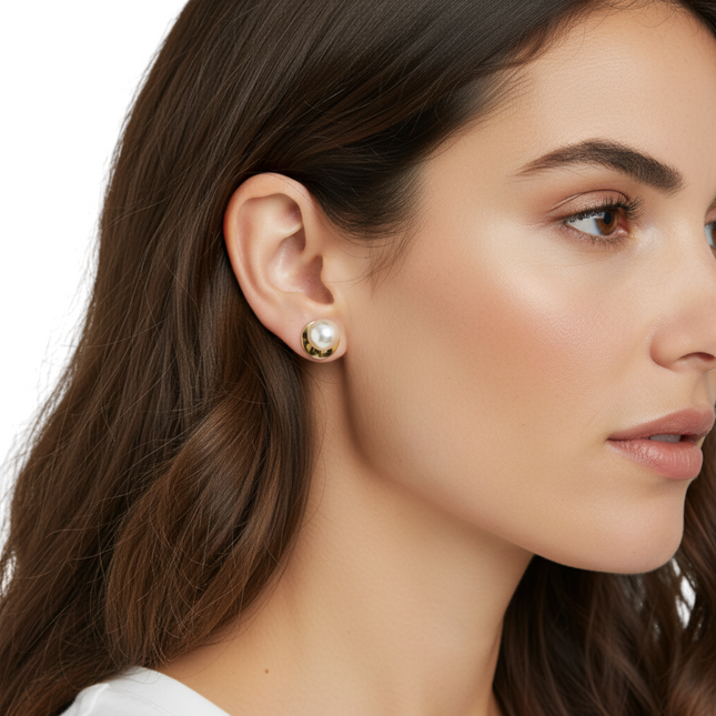 Tempo A Tempo pearl and gold stud earrings with a polished finish. Minimalist and elegant design.