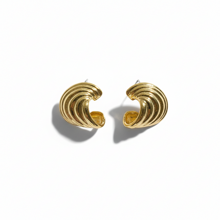 Tempo A Tempo gold wave earrings, shiny finish, vintage chic style, lightweight, nickel-free.