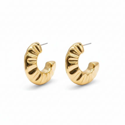 Tempo A Tempo gold-plated stainless steel hoop earrings with a wavy, shell-inspired design, 3 cm diameter.