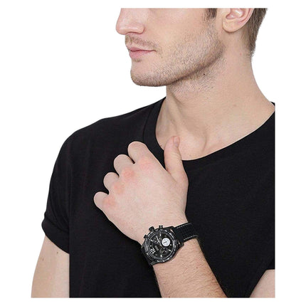 Tempo A Tempo Guess W0971G1 chronograph watch with black silicone strap worn on a man's wrist