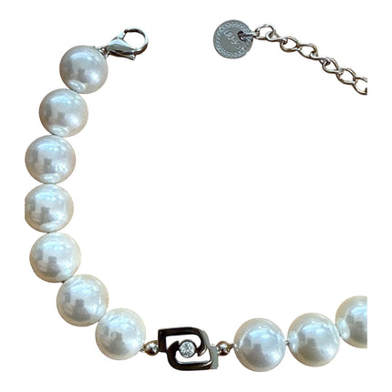 Tempo A Tempo Liu Jo pearl bracelet with silver steel logo and white zircon detail on a 19cm chain