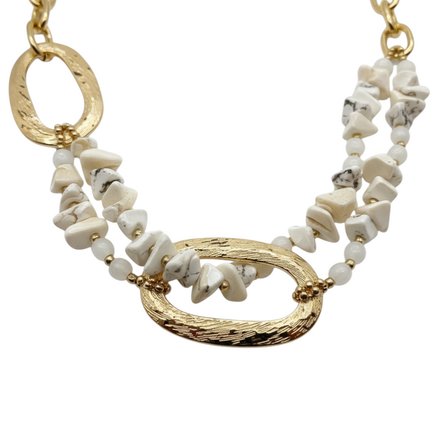 Tempo A Tempo long necklace with irregular white stones, gold details, and decorative rings. Boho chic style.