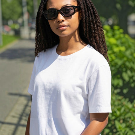 Donna con occhiali da sole MaxAir rettangolari neri con lenti grigie, stile unisex, indossati all'aperto.
