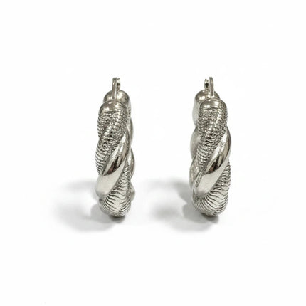 Orecchini Tempo A Tempo in acciaio argentato con design a vortice intrecciato tridimensionale su sfondo bianco