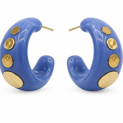 Orecchini a cerchio maxi Tempo A Tempo in resina lucida blu periwinkle con borchie dorate scalari