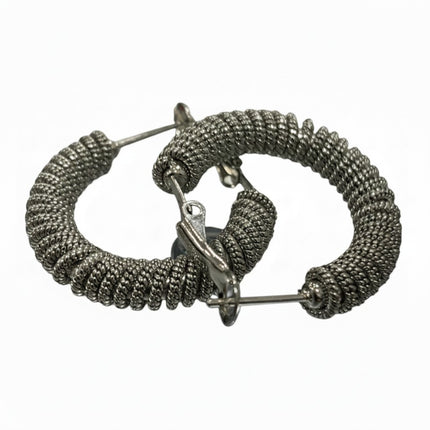 Orecchini a cerchio Tempo A Tempo in acciaio argentato con design a spirale intrecciata e finitura testurizzata.