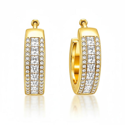 Orecchini huggie Tempo A Tempo in metallo dorato con tre file di zirconi princess e pavé, diametro 2 cm.