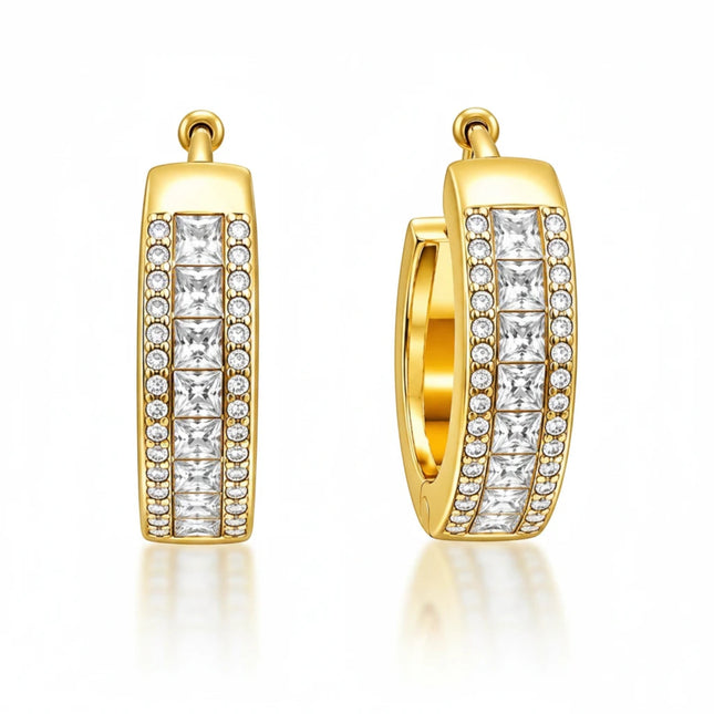 Orecchini huggie Tempo A Tempo in metallo dorato con tre file di zirconi princess e pavé, diametro 2 cm.
