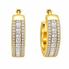 Orecchini huggie Tempo A Tempo in metallo dorato con tre file di zirconi princess e pavé, diametro 2 cm.