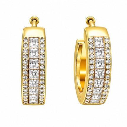Orecchini huggie Tempo A Tempo in metallo dorato con tre file di zirconi princess e pavé, diametro 2 cm.