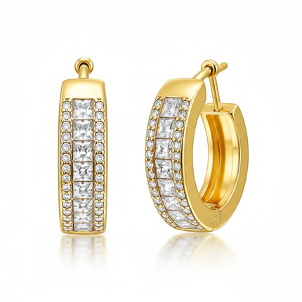 Orecchini huggie Tempo A Tempo in metallo dorato con tre file di zirconi princess e pavé, diametro 2 cm.