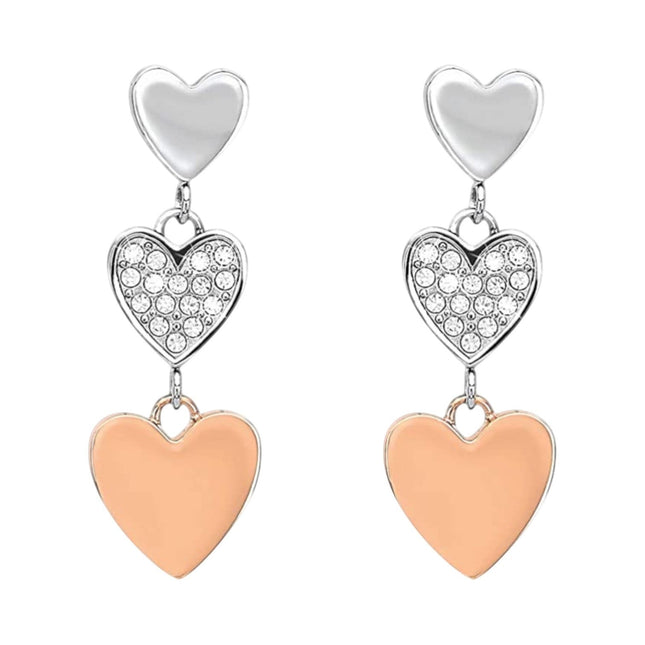 Tempo A Tempo Orecchini pendenti in acciaio PVD rosa con cuori, uno tempestato di cristalli.