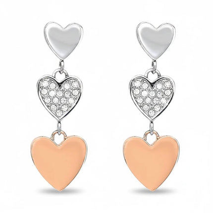 Tempo A Tempo Orecchini pendenti in acciaio PVD rosa con tre cuori, uno con zirconi.