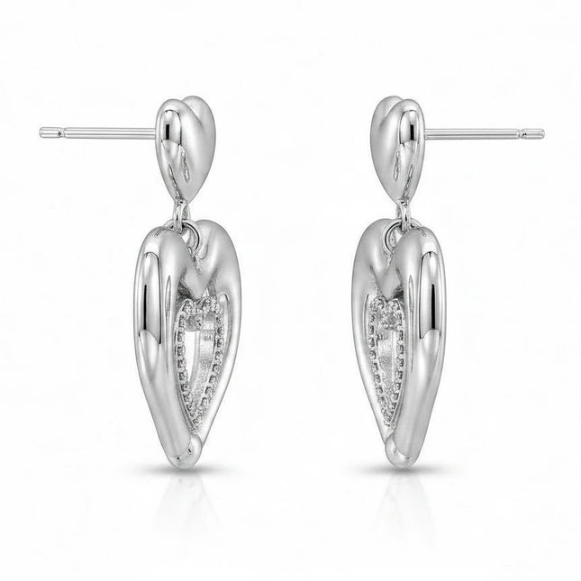 Tempo A Tempo Orecchini pendenti doppio cuore in argento bombato con pavé di strass, lunghi 4cm.