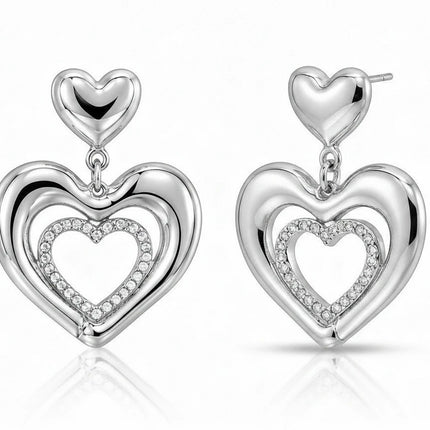 Tempo A Tempo Orecchini pendenti a doppio cuore in argento lucido con pavé di strass bianchi, lunghi circa 4cm.