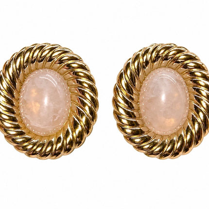 Tempo A Tempo Orecchini a lobo dorati con cabochon ovale rosa antico e bordo a treccia intrecciata.