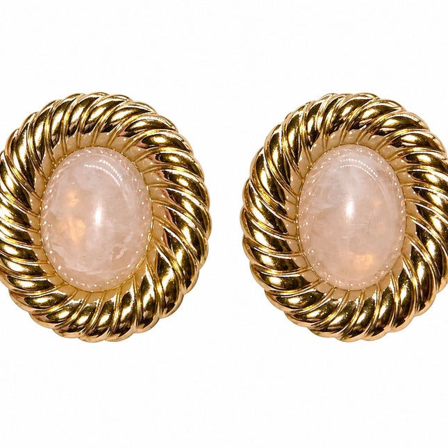 Tempo A Tempo Orecchini a lobo dorati con cabochon ovale rosa antico e bordo a treccia intrecciata.