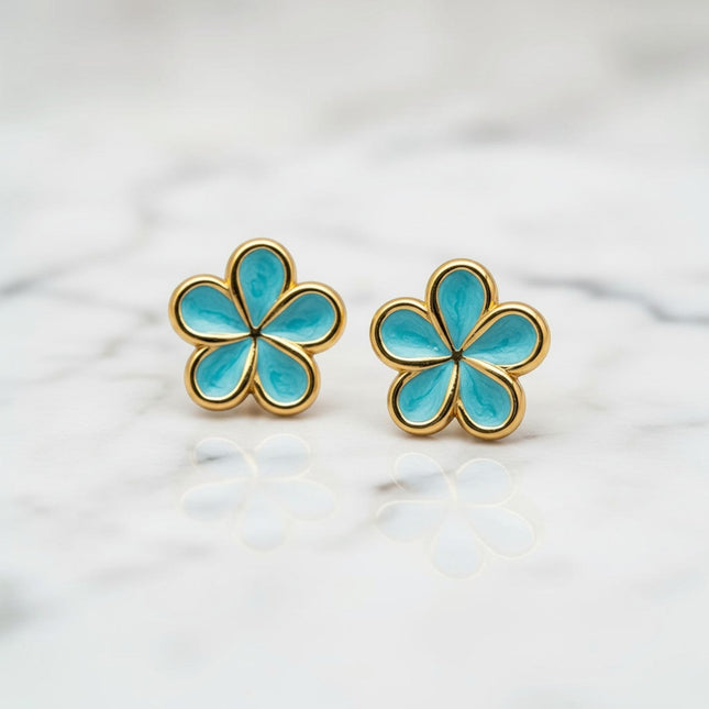 Tempo A Tempo Orecchini a lobo a forma di fiore a 5 petali con smalto turchese e montatura in metallo dorato, diametro 2cm.