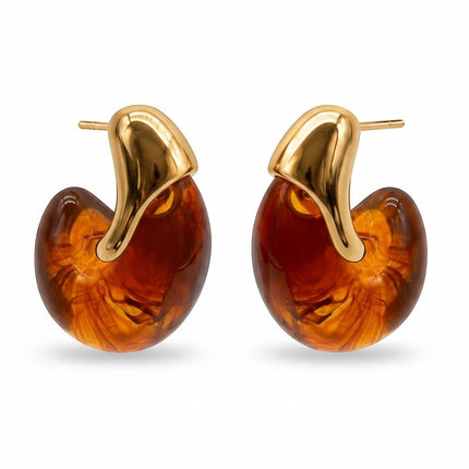 Orecchini Tempo A Tempo a goccia in acciaio dorato e resina color ambra cognac, design moderno e luminoso.