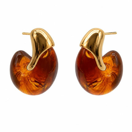 Orecchini Tempo A Tempo a goccia in acciaio dorato e resina color ambra cognac, design bombato elegante.