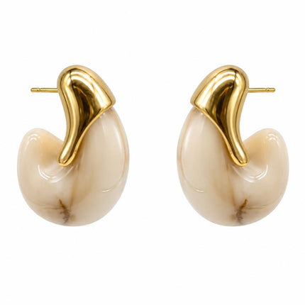 Orecchini Tempo A Tempo a cerchio goccia in acciaio dorato e resina beige crema, design bombato ed elegante.